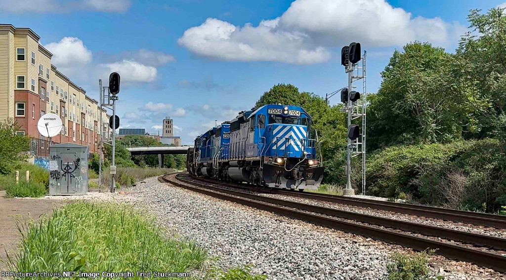 WE 7004 at the Exchange St. signals.